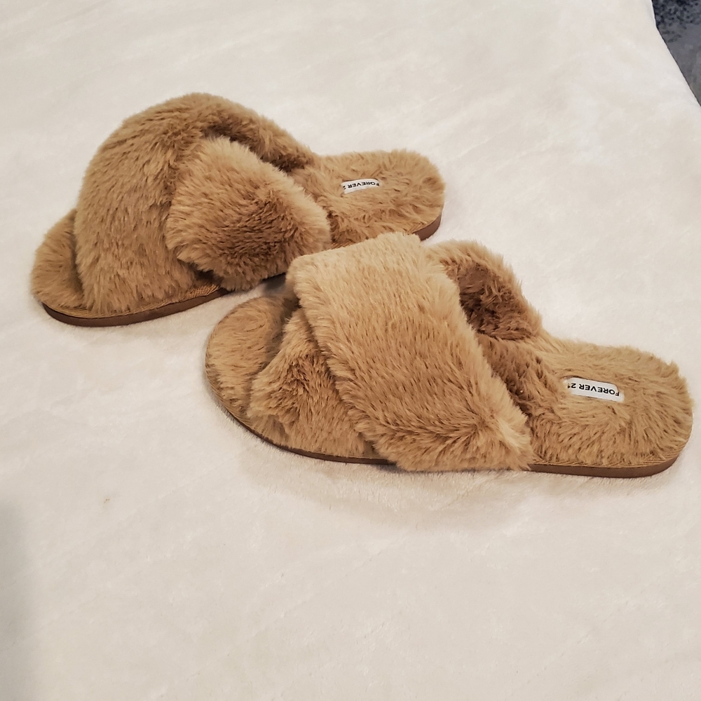 Forever 21 Slippers Furry Tan Size Small US 5-6 EUC